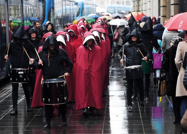 Protest žensk, oblečenih v kostume distopične serije Deklina zgodba, februarja na Hrvaškem zaradi vedno pogostejših zahtev po zmanjševanju reproduktivnih in drugih pravic 