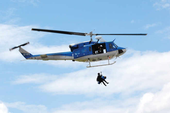 Policijski helikopter med demonstracijo reševanja ponesrečencev
