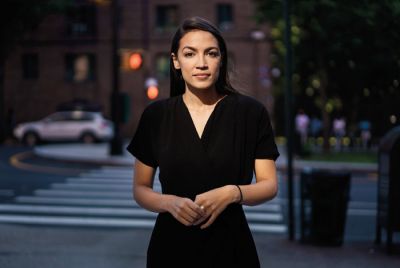 Alexandria Ocasio-Cortez, 28 letna demokratična socialistka portoriškega rodu, zmagovalka ameriških primarnih volitev v New Yorku. Če bo zmagala še novembra, ko se bo pomerila z republikanskim kandidatom, bo postala najmlajša ameriška kongresnica. 