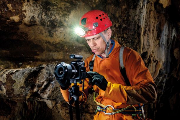 Peter Gedei med fotografiranjem Pisanega rova v Postojnski jami 
