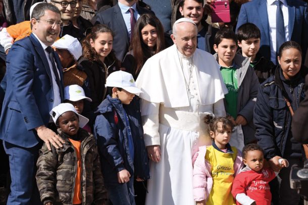 Papež Frančišek z begunci in njihovimi otroci marca v Vatikanu 