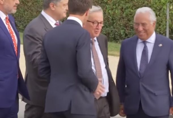 Junckerja morali na srečanju Nata fizično podpirati, da je lahko stal
