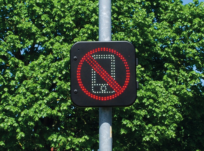 Znak zasveti, če v avtu kdo telefonira.