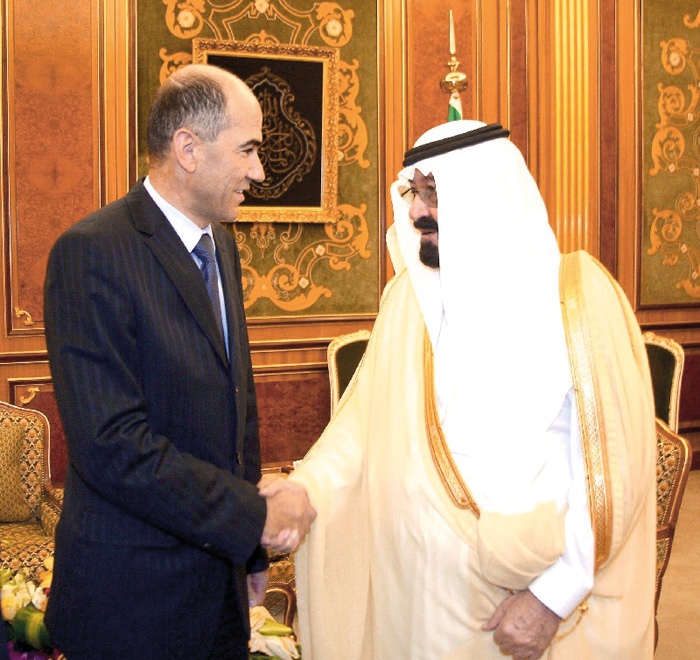 Janez Janša je leta 2006 savdskim oblastnikom predstavljal možnosti sodelovanja v turizmu.