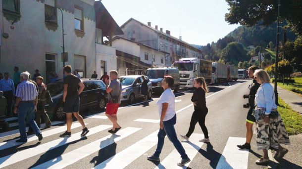 Korošci zahtevajo čimprejšnjo zgraditev hitre ceste, zato so v sredo protestno eno uro neprekinjeno prečkali prehod za pešce v Mislinji in povzročili večkilometrski zastoj.