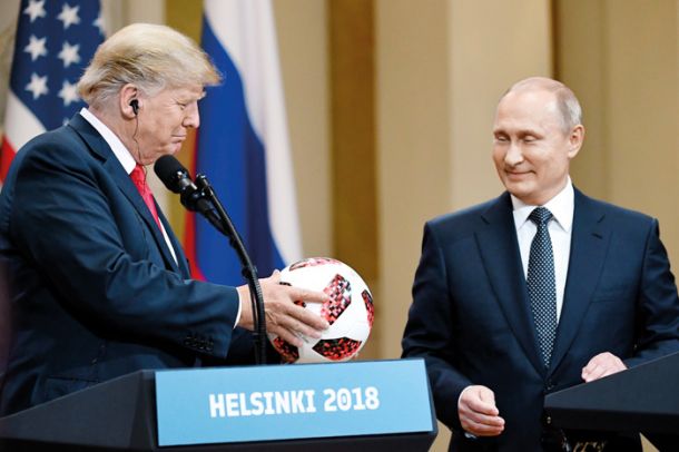 Trump je pohvalil rusko organizacijo svetovnega nogometnega prvenstva in v dar dobil žogo. 