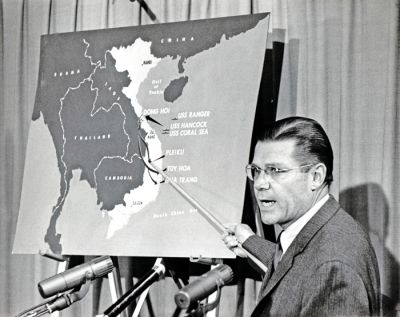 Robert McNamara je bil obrambni minister, ki je izgubil vietnamsko vojno in Pentagonske dokumente. 