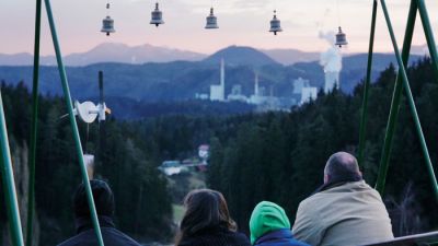 Dom družine Laznik, ene od štirih družin iz dokumentarnega filma Mesto svetlobe, z razgledom na Termoelektrarno Šoštanj.