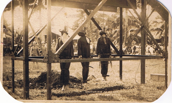 Spominska razglednica: Obešeni filipinski uporniki leta 1911