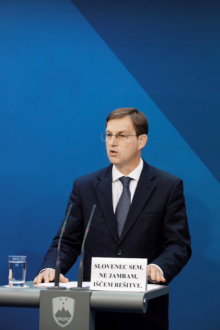 Vlada Republike Slovenije (v priročniku za tuje novinarje iz leta 2008): »Povprečen Slovenec je vesten, priden in marljiv. Njegove delovne navade so ustaljene. V tem smo si zelo podobni z Nemci, od katerih pa se ločimo po eni pomembni lastnosti: Nemci so v svojem duhu skupinski, kolektivistični, Slovenci pa smo v svoji delavnosti veliko večji individualisti ... Smo majhen narod, ki živi na majhnem ozemlju, in zato ni nič nenavadnega, da se vsi poznamo med seboj. Smo velika družina, in kaj lahko se zgodi, da osebno poznaš predsednika ali pa vsaj nekoga, ki ga pozna. Ali pa bivšega predsednika ali nekoga, ki ga pozna.« (fotografija je simbolična)
