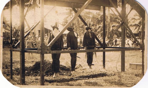 Spominska razglednica: Obešeni filipinski uporniki leta 1911