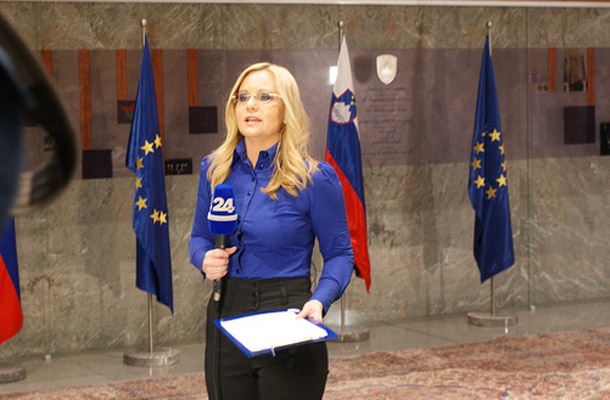 Novinarka Katja Šeruga še v času, ko je bila notranjepolitična poročevalka na Pop TV 