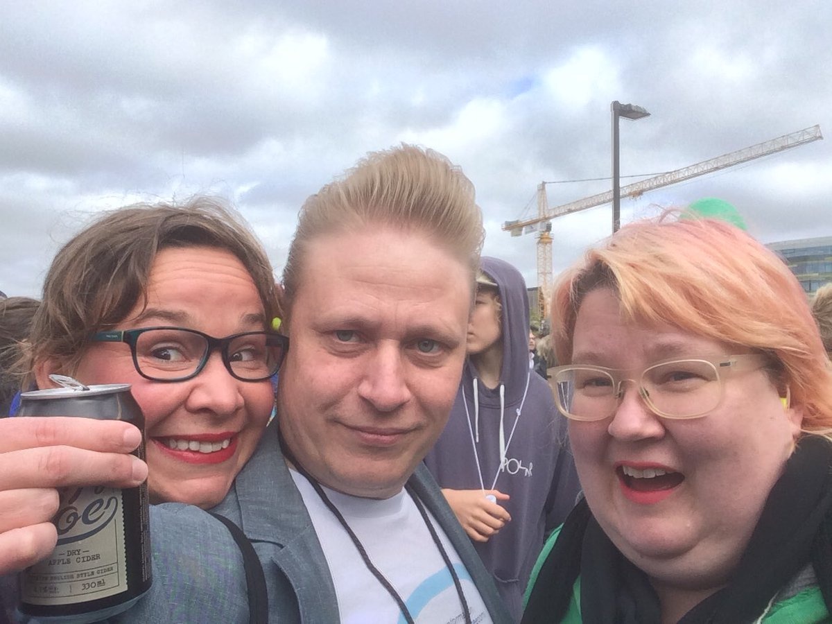 Tuomas Muraja, novinar (v sredini)