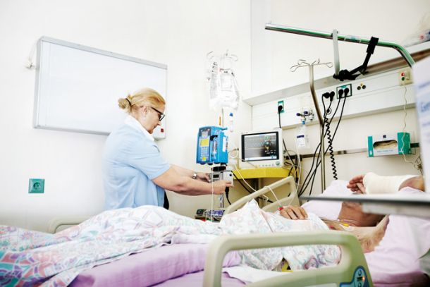 V primerjavi s preostalimi prebivalci so medicinske sestre pogosteje hospitalizirane in večkrat bolniško odsotne. Med njimi že prevladujejo ženske v zrelih letih, ki teže prenašajo napore; med 22 tisoč sestrami jih je 8200 starejših od 50 let. Na sliki dežurna sestra Mira Čančar med oskrbo bolnika v UKC Ljubljana. 