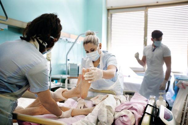 Mersie Murselai, pripravnica, in Suada Pehlić, študentka, na kliničnem oddelku za travmatologijo v UKC Ljubljana