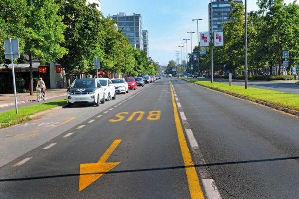 Parkirna mesta na Dunajski bo nadomestil še en, tretji vozni pas 