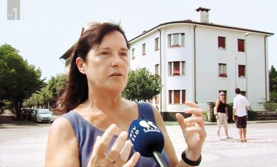 Mojca Dumančič daje izjavo po napadu nanjo, na snemalca in intervjuvanca.