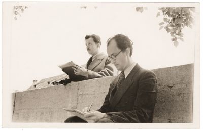 Risanje s prijateljem Božidarjem Jakcem leta 1941 v Ljubljani 