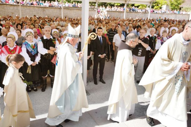 Tradicionalne maše na Brezjah se je od političnega vrha udeležil le predsednik NSi in državnega zbora Matej Tonin 