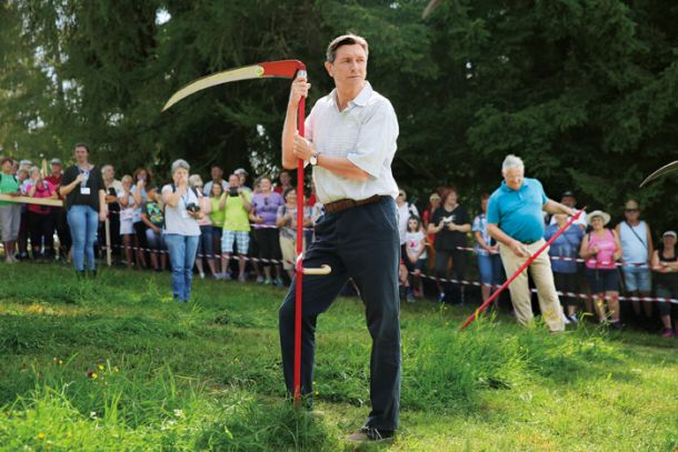 Množična skupinska košnja trave v lovu za vpis v Guinnessovo knjigo rekordov, pri kateri je sodeloval tudi predsednik republike Borut Pahor, Cerkno.