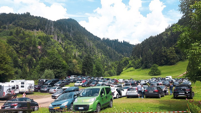 Pašnik, spremenjen v parkirišče za obiskovalce Vintgarja