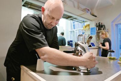 Ora: chef Sasu Laukkonen preša espresso
