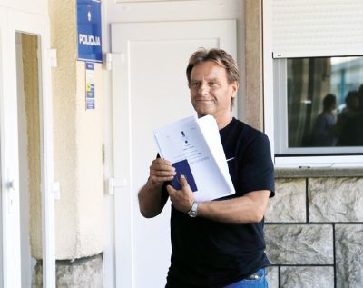 Župan občine Bovec Valter Mlekuž s potnimi listi kubanskih plesalcev, ki jih je dobil od policije po tem, ko je sodišče denarne kazni za plesalce spremenilo v opomine. 