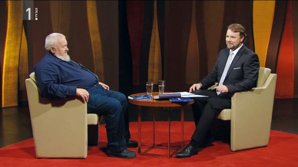 Novinar Jože Možina in zgodovinar Stane Granda v oddaji Intervju