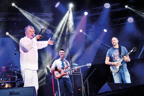 Dr. Nele Karajlić, na kitari košarkarska legenda Dino Rađa, Belgrade Beer Fest 2018, Srbija 