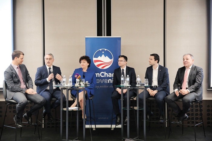 Predvolilni poslovni zajtrk AmChama, na katerem so se predstavile slovenske politične stranke, a ne vse …