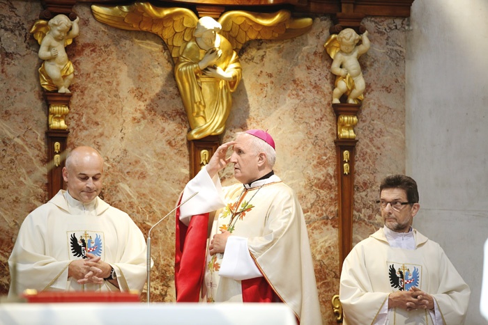 Grb ljubljanske nadškofije s karantanskim panterjem, fotografirano na maši za žrtve totalitarnih in avtoritarnih režimov