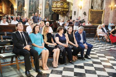Patricija Šulin (prva gola kolena), evropska poslanka SDS, Eva Irgl (druga gola kolena), poslanka SDS, in Andreja Valič Zver (gola ramena), vidna članica SDS in direktorica Študijskega centra za narodno spravo, pri maši za žrtve totalitarnih režimov v ljubljanski stolnici, 23. 8. 2018