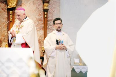 Nadškof Zore: »O, bog, odpusti jim grehe, saj ne vedo, kaj delajo.« Ministrant Štuhec: »Ker ne verjamem v telo, rad bi te videl v srce.«