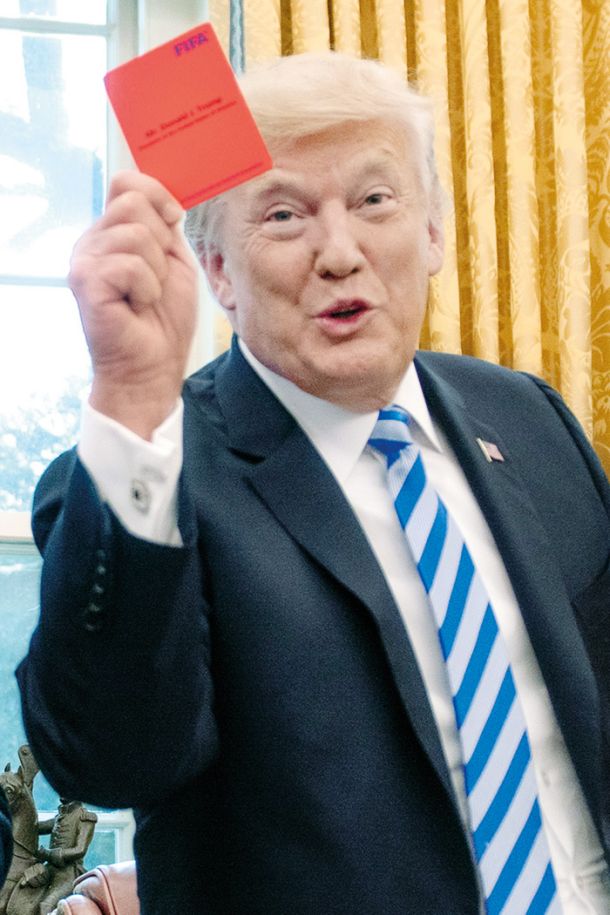 Rdeči karton, ki ga je Donaldu Trumpu podaril Gianni Infantino, predsednik Fife 
