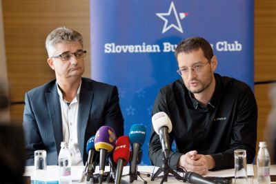 Tiskovna konferenca Kluba slovenskih podjetnikov, na kateri je član upravnega odbora društva Jure Knez, ustanovitelj Dewesofta, uspešnega podjetja iz Trbovelj, prebral pismo politikom. (Ob njem Goran Novkovič, izvršni direktor Kluba