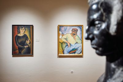 Soba s portreti in avtoportreti: portret Varje (Veno Pilon, 1925), Sedeči mož (Jiri Kars, 1910) in v ospredju kiparski portret Staše (Lojze Dolinar, 1923). 