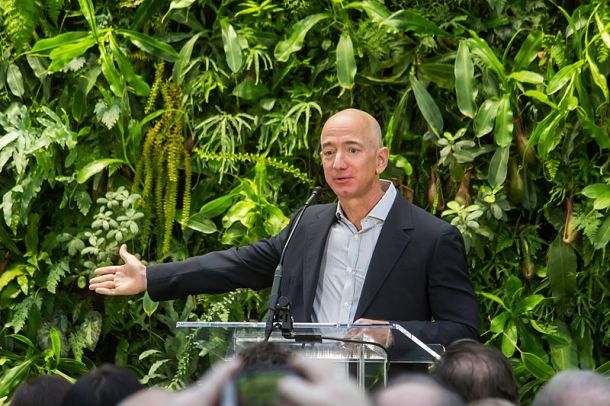 Jeff Bezos na uro zasluži več kot večina v celotnem življenju. Povprečen Američan v življenju ne zasluži niti četrtine Bezosove urne postavke. 