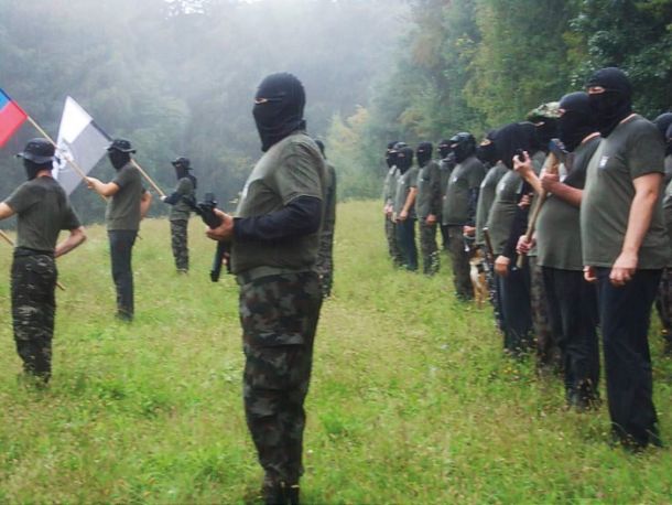 Postroj paravojaške skupine nekje na Štajerskem. Na vprašanje novinarja Dela, zakaj orožje, je Šiško odgovoril, da »razpolagamo s pravim orožjem, saj smo resna oborožena formacija«. Zakaj pa sekira? »Ker se urimo v gozdovih, pa je tudi povsem razumljivo, da morajo imeti naši člani pri sebi tudi takšno in drugačno orodje.« 