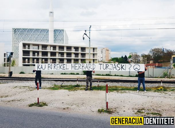 Akcija pripadnikov skupine pred ljubljansko džamijo. 