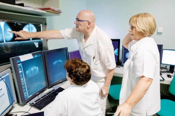 Dr. Kristijana Hertl in dr. Maksimiljan Kadivec med pregledovanjem mamografskih posnetkov v okviru presejalnega programa Dora. 