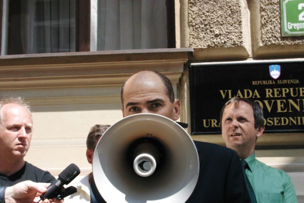 Politika že dolgo zlorablja strah in vzbuja sovraštvo, da bi pridobila volivce na svojo stran. Na fotografiji Janez Janša na protiromskem shodu, maja 2004.