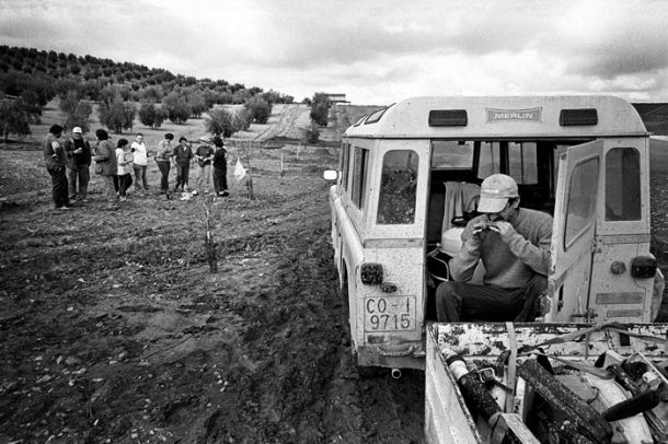 Na španskih kmetijah delajo tuji delavci. Na fotografiji čas malice, domačini ne jedo skupaj s tujci. 