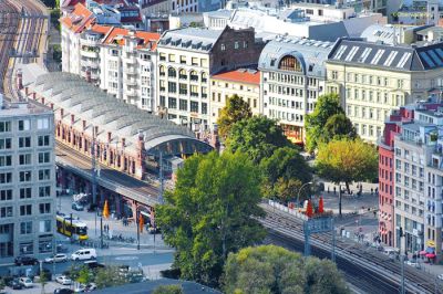 Berlinski S-Bahn se skozi mesto vije na viaduktih iz opečnih obokov, pod katerimi so ponekod uredili restavracije, trgovine in lokale, ki popestrijo mestni prostor.