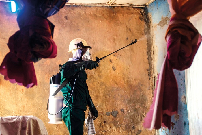 V krajih, kjer je razširjena malarija, komarje preganjajo s škropljenjem z insekticidi  