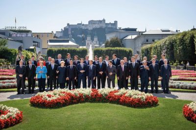 Neformalni vrh EU v Salzburgu pretekli teden: hrvaški premier Andrej Plenković stoji poleg predsednika komisije JeanClauda Junckerja, slovenski premier Marjan Šarec pa daleč proč na drugi strani. 