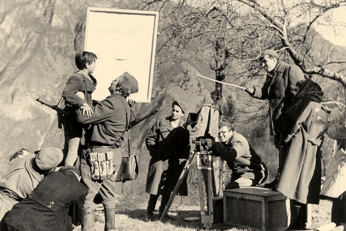 Fotografija s snemanja filma Na svoji zemlji, za kamero 28-letni France Štiglic