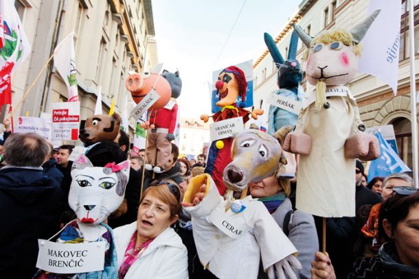 Protestni shod v podporo stavki v javnem sektorju, v sklopu katere je stavkalo 30 tisoč javnih uslužbencev, pred vladno palačo v Ljubljani