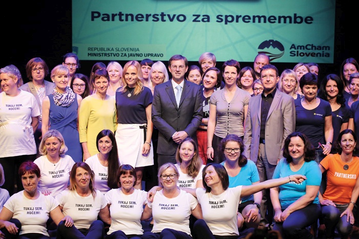Miro Cerar je bil, ko je bil prdsednik vlade, mentor AmChamovega programa Partnerstvo za spremembe, v sklopu katerega podjetja izmenjujejo kadre z ministrstvi in vanje tako vnašajo podjetniško miselnost. »Ogreli ste mi srce,« je Cerar prek Facebooka laskal udeležencem programa. Datum: 16. junij 2017