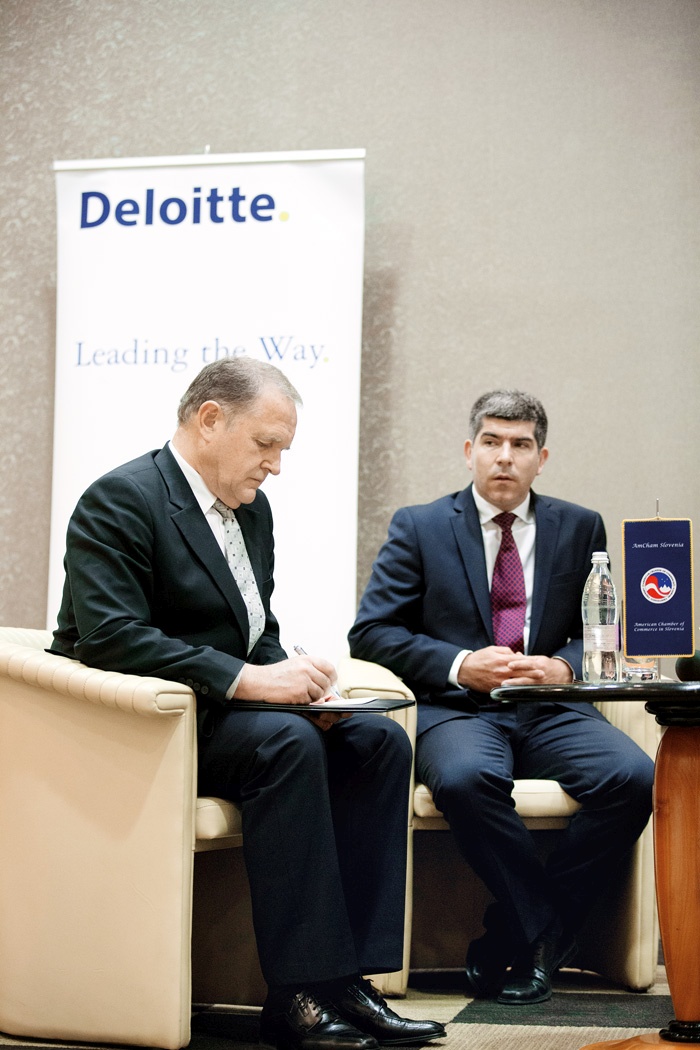 Skrbniki državnega premoženja se z ameriškimi lobisti odlično razumejo. Na enem od številnih AmChamovih poslovnih zajtrkov sta o nujnosti privatizacije govorila nekdanji predsednik uprave SDH Matej Runjak in tedanji sekretar na ministrstvu za finance Metod Dragonja. Datum: 21. april 2015