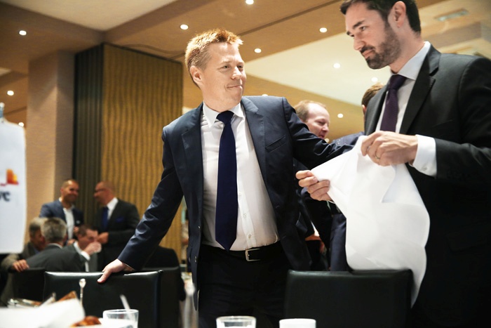 Podlaga za sedanjo fazo privatizacije sta bila sanacija bank in delovanje »slabe banke« DUTB. Nekdanji član upravnega odbora te Torbjörn Månsson in nekdanji predsednik uprave NLB Janko Medja sta rada hodila na AmChamove poslovne zajtrke; Medja je danes član zborničnega sveta guvernerjev. Datum: 16. junij 2015